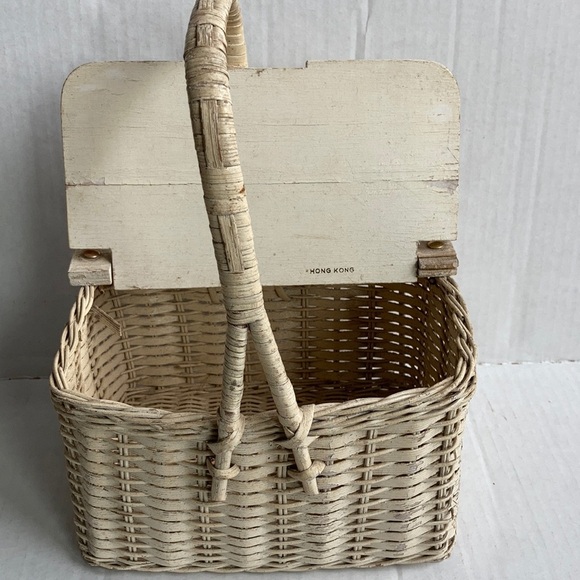 Vintage Hong Kong white distressed small basket - Picture 6 of 16